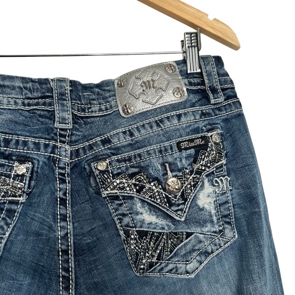 Miss Me Mid Rise Easy Crop Embellished y2K Capri Size 32 Silver Tag Distressed - Picture 7 of 13